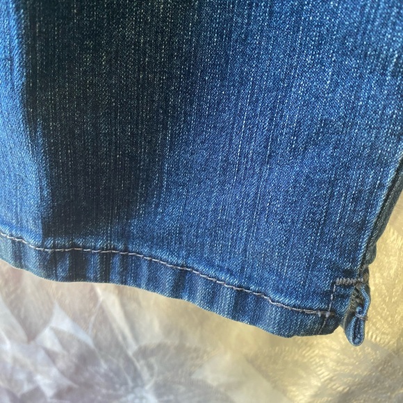 Women’s Gloria Vanderbilt blue Jean capris - Picture 3 of 7